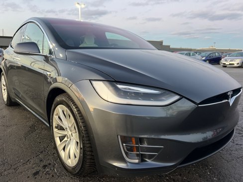 Used 2017 Tesla Model X image 1