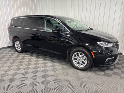 Used 2024 Chrysler Pacifica Touring-L image 1