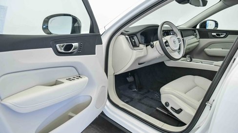 Certified 2025 Volvo XC60 T8 Plus w/ Protection Package Premier image 21