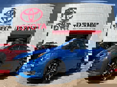 Used 2024 Nissan Versa SR image 2