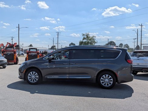 Used 2019 Chrysler Pacifica Touring-L image 2