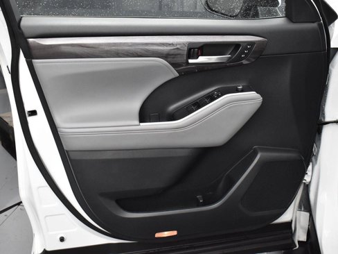 Used 2022 Toyota Highlander Limited image 12