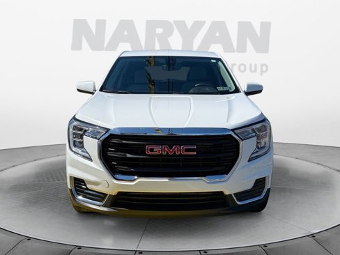 Used 2024 GMC Terrain SLE image 3