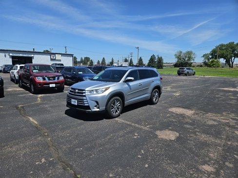Used 2018 Toyota Highlander XLE image 1