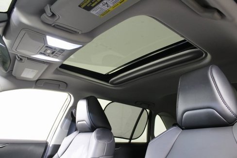 Used 2021 Toyota RAV4 XLE Premium image 19