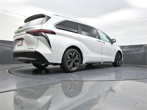 New 2025 Toyota Sienna Platinum image 31