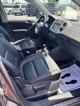 Used 2011 Volkswagen Tiguan SE image 9