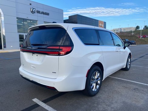 New 2026 Chrysler Pacifica Select image 3