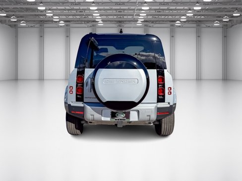 New 2024 Land Rover Defender 110 S image 4