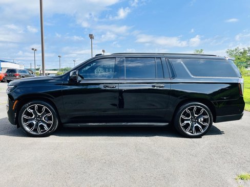 Used 2025 Chevrolet Suburban RST image 4