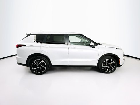 Used 2024 Mitsubishi Outlander SE image 10