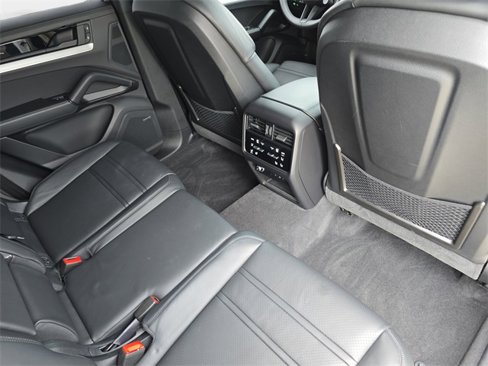 Used 2025 Porsche Cayenne image 11