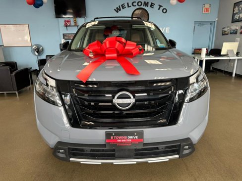 Used 2023 Nissan Pathfinder Platinum w/ Black Appearance Package image 4