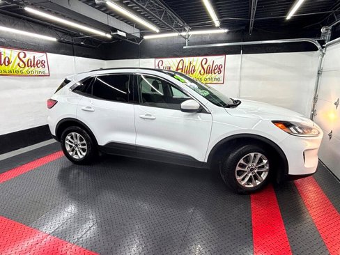 Used 2020 Ford Escape SE image 1