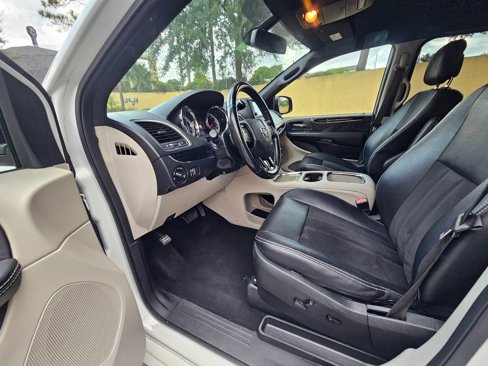 Used 2019 Dodge Grand Caravan SXT image 9