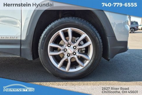 Used 2024 GMC Terrain SLT image 30