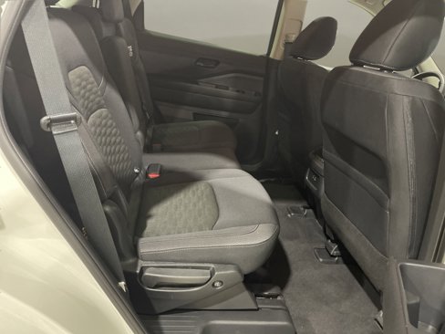 Used 2025 Nissan Pathfinder SV image 13