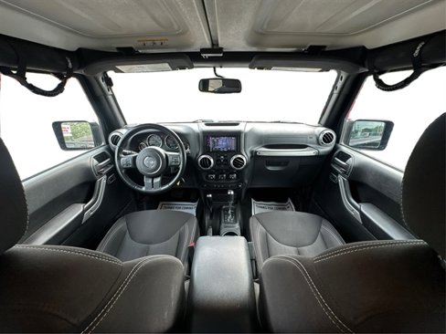 Used 2017 Jeep Wrangler Unlimited Rubicon w/ Connectivity Group image 28