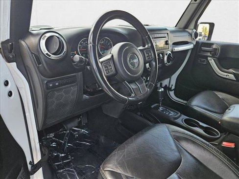 Used 2015 Jeep Wrangler Unlimited Rubicon w/ Connectivity Group image 10