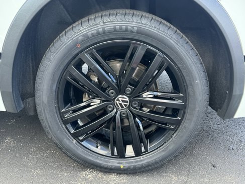 Used 2022 Volkswagen Tiguan SE R-Line image 42