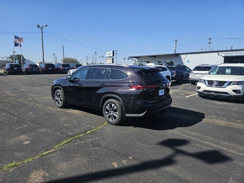 Used 2021 Toyota Highlander XLE image 3