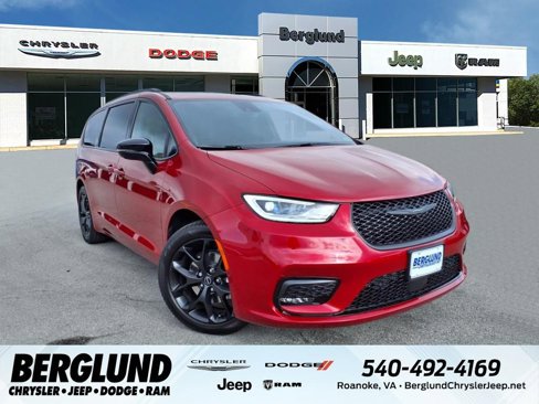 New 2026 Chrysler Pacifica Limited image 1