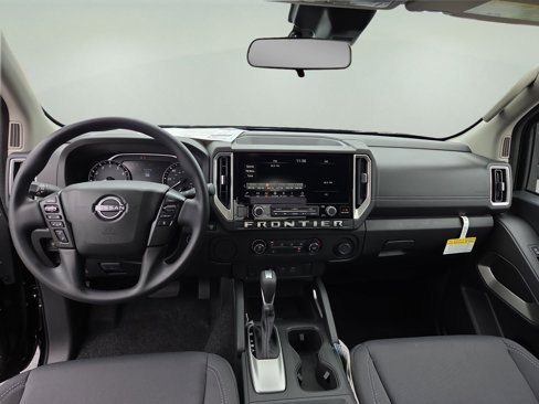 Used 2025 Nissan Frontier SV image 25