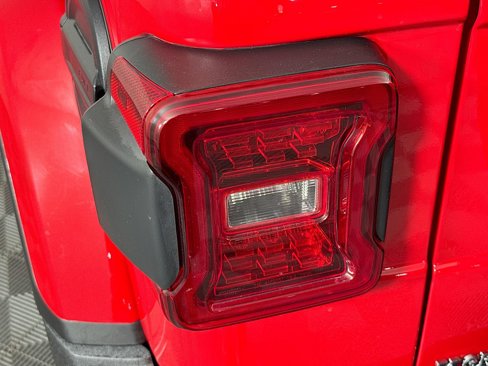 Used 2025 Jeep Wrangler Sahara image 35