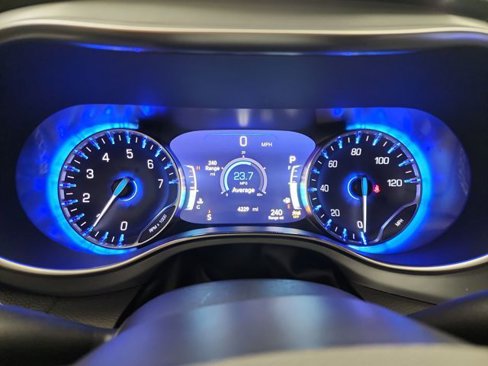 Used 2025 Chrysler Pacifica Limited image 30