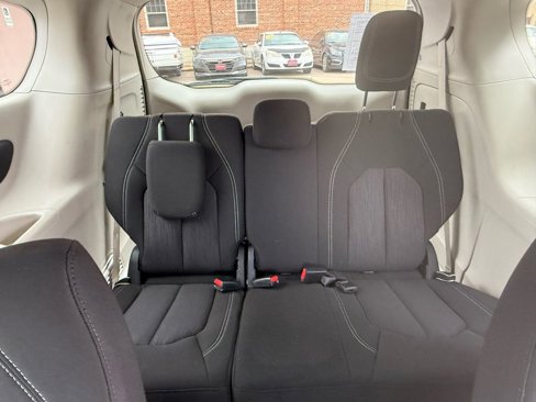 Used 2022 Chrysler Voyager LX image 16