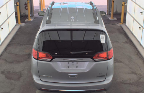 Used 2018 Chrysler Pacifica Touring-L image 5