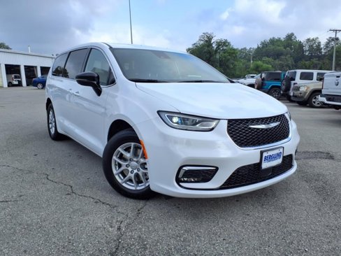 New 2026 Chrysler Pacifica Select image 2