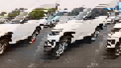 New 2025 Jeep Grand Cherokee Laredo image 4