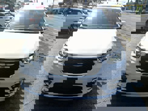 Used 2023 Chrysler Pacifica Touring-L image 9