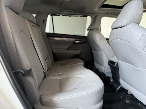 Used 2024 Toyota Highlander Limited image 54