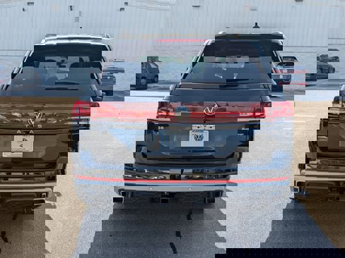 New 2025 Volkswagen Atlas Peak Edition SE image 4