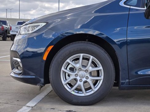 New 2025 Chrysler Pacifica Select image 5