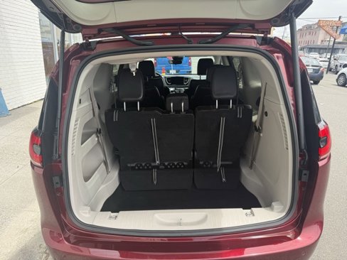 Used 2023 Chrysler Pacifica Touring-L image 11