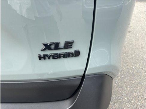 Used 2021 Toyota RAV4 XLE Premium image 8