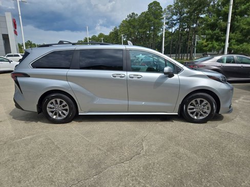 Certified 2025 Toyota Sienna LE image 8