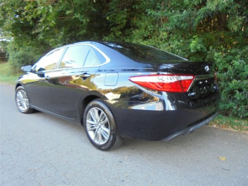 Used 2017 Toyota Camry SE image 4