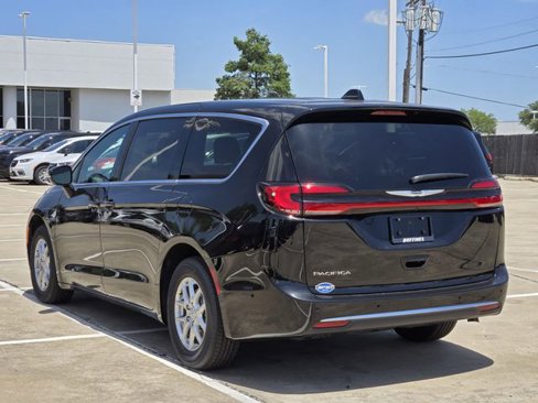 New 2025 Chrysler Pacifica Select image 3