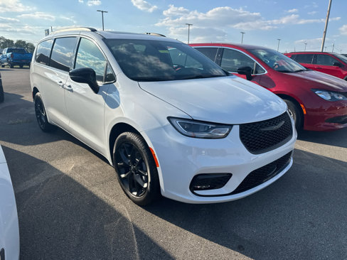 New 2026 Chrysler Pacifica Limited image 3