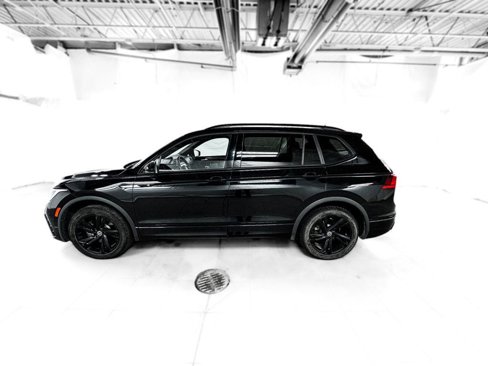 Used 2023 Volkswagen Tiguan SE R-Line image 3