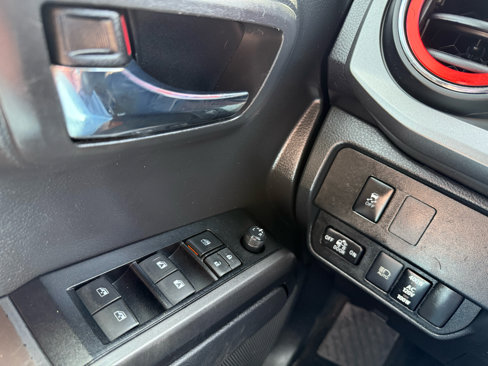 Used 2022 Toyota Tacoma TRD Off-Road image 11