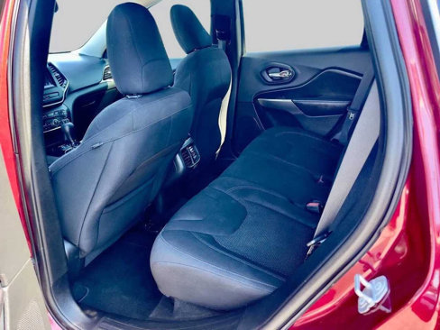 Used 2019 Jeep Cherokee Latitude w/ Popular Appearance Group image 32
