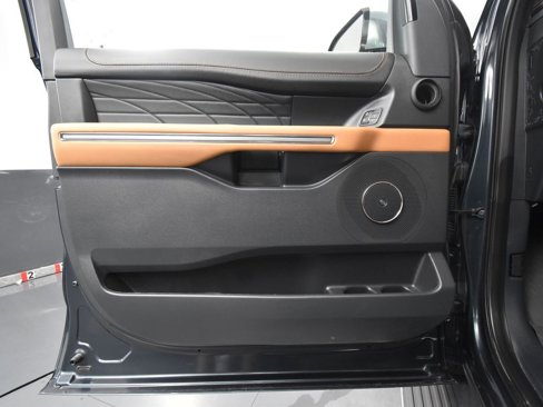 Used 2024 Ford Expedition Platinum image 18