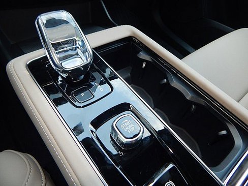 New 2026 Volvo XC90 B6 Plus w/ Protection Package Premier image 18