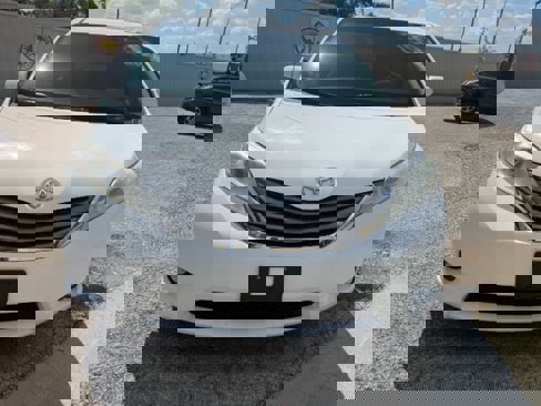 Used 2013 Toyota Sienna XLE image 3