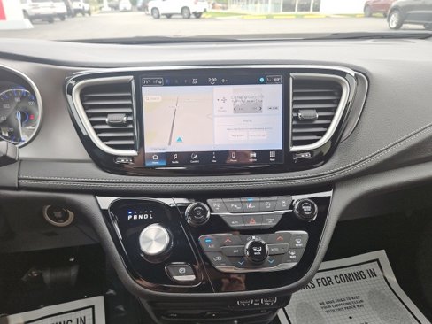 New 2025 Chrysler Pacifica Select w/ Uconnect Theater Family Group image 20